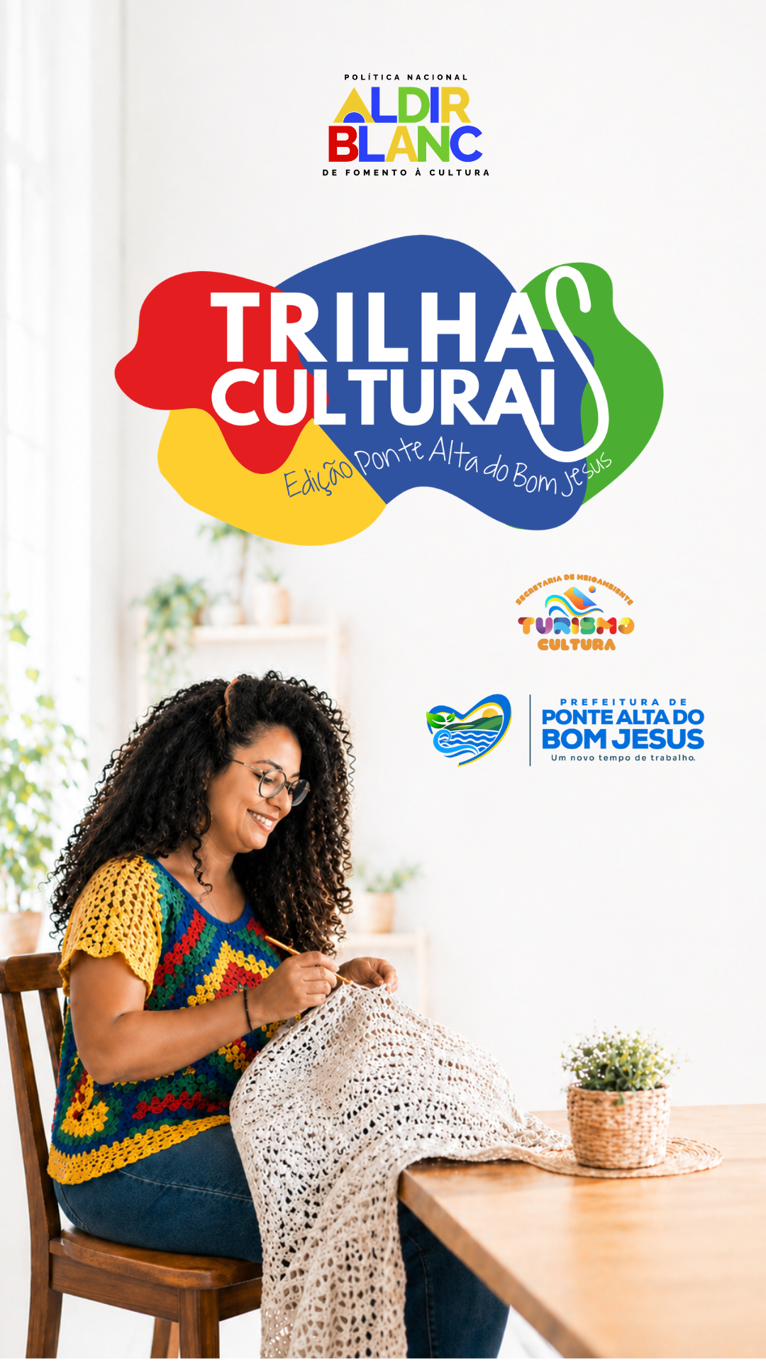 Card digital do Edital Trilhas Culturais – Edição Ponte Alta do Bom Jesus, realizado no âmbito da Política Nacional Aldir Blanc. A imagem mostra a logomarca do Trilhas Culturais, as marcas institucionais da PNAB, da Secretaria de Meio Ambiente, Turismo e Cultura e da Prefeitura de Ponte Alta do Bom Jesus. Na parte inferior, uma mulher sentada à mesa produz uma peça artesanal branca em crochê. Clique na imagem para acessar a página com mais informações sobre o edital.